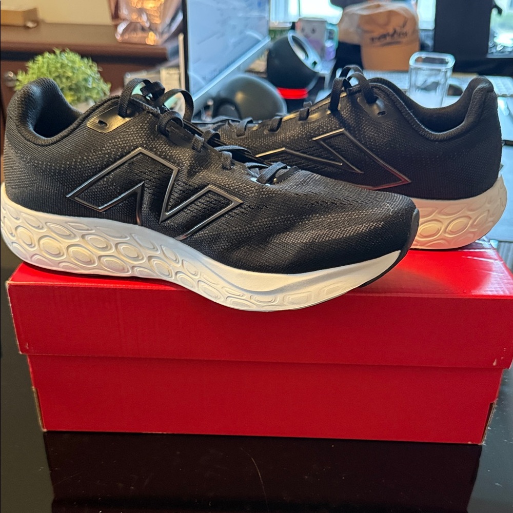 New Balance Men's Black and White Athletic Shoes 680v8